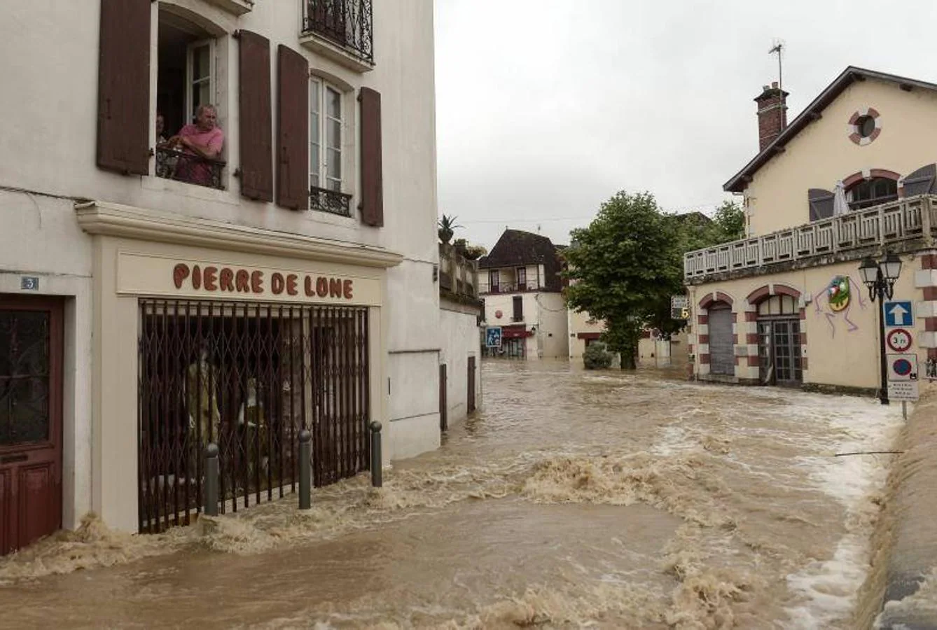Las intensas lluvias han provocado importantes inundacions en Salies-de-Bearn, suroeste de Francia. 