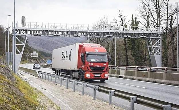 Un camión pasa bajo un arco. 
