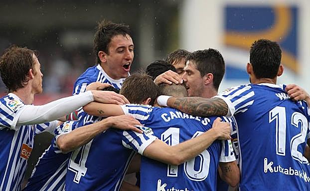 Los jugadores de la Real celebran un gol en el último derbi ante el Athletic. 