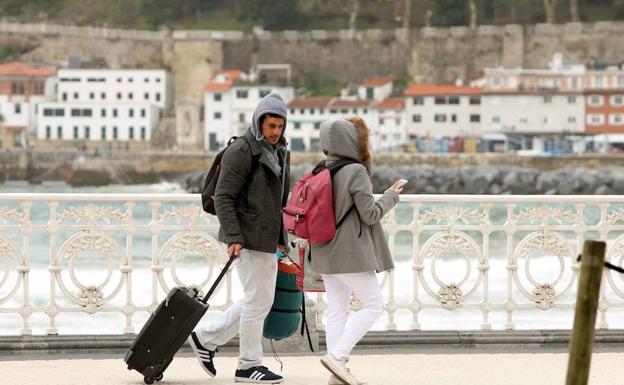 Turistas llegando a San Sebastián. 