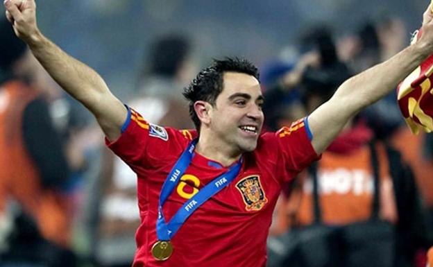 Xavi celebra el Mundial ganado con España.