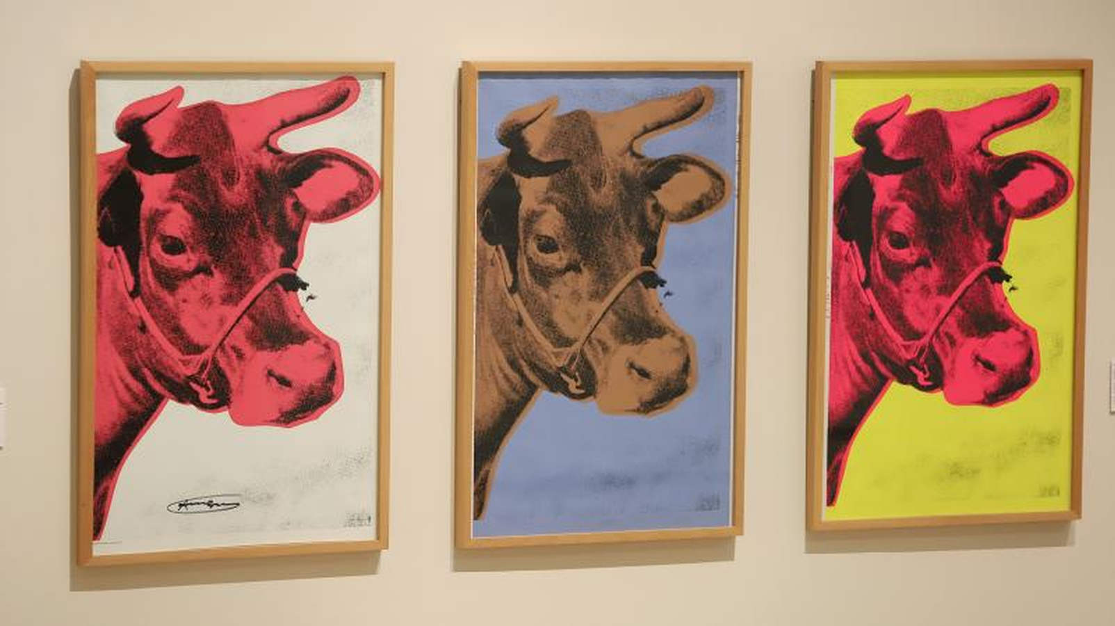 El colorido del pop americano recala este verano en San Sebastián en una exposición en la Sala Kubo con un centenar de piezas de Andy Warhol, Robert Rauschenberg, Roy Litchtenstein, Keith Haring y Robert Indiana que reflejan el espíritu de un movimiento que elevó los objetos cotidianos a la categoría de arte.