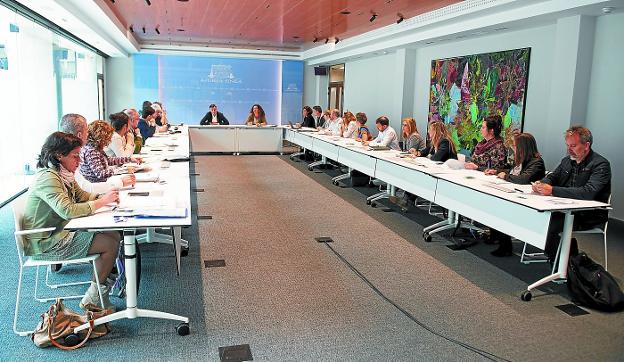 La Comisión Interinstitucional, durante su reunión de ayer en Vitoria.