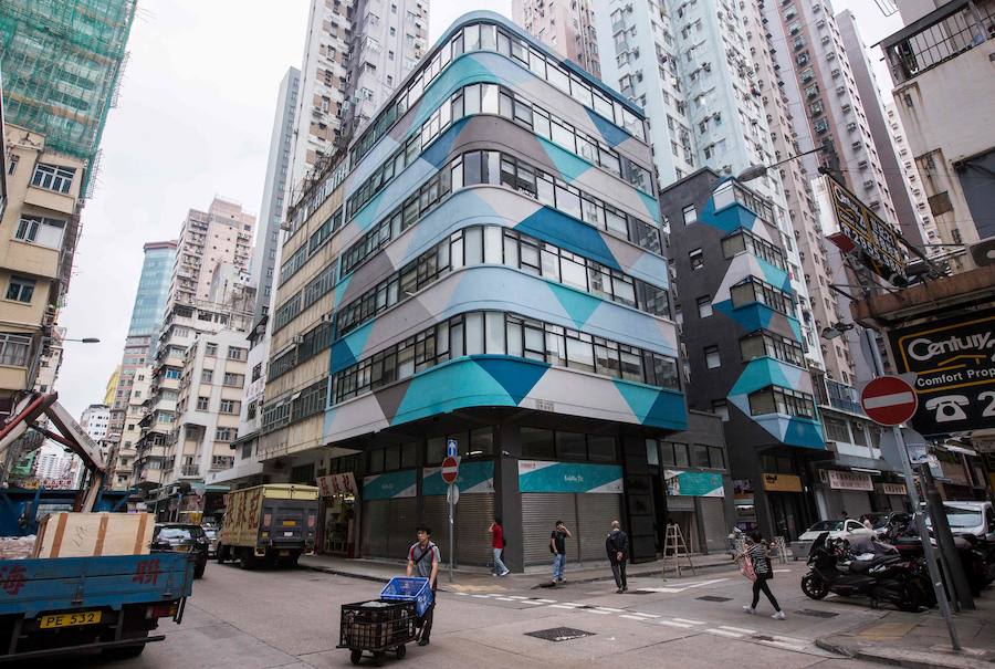 En Hong Kong las llaman «nanoviviendas». La estrepitosa subida de los precios en el sector inmobiliario obliga a los jóvenes asalariados a vivir en espacios cada vez más pequeños y en alquileres compartidos poco convencionales.