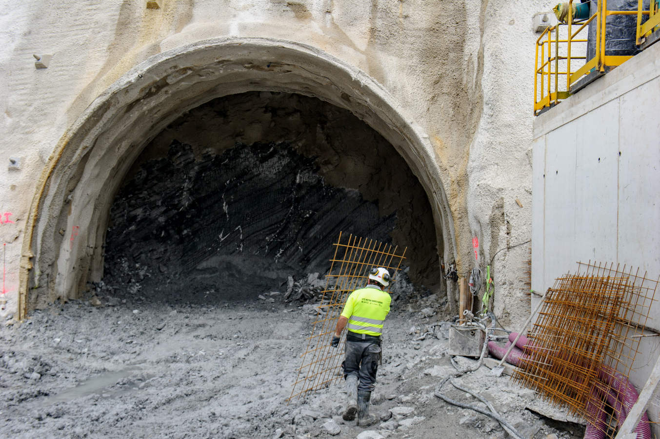 Una rozadora trabaja ya en la excavación de la galería que bajará desde la Avenida de Zarautz en las obras de la variante ferroviaria del Topo a su paso por Donostia