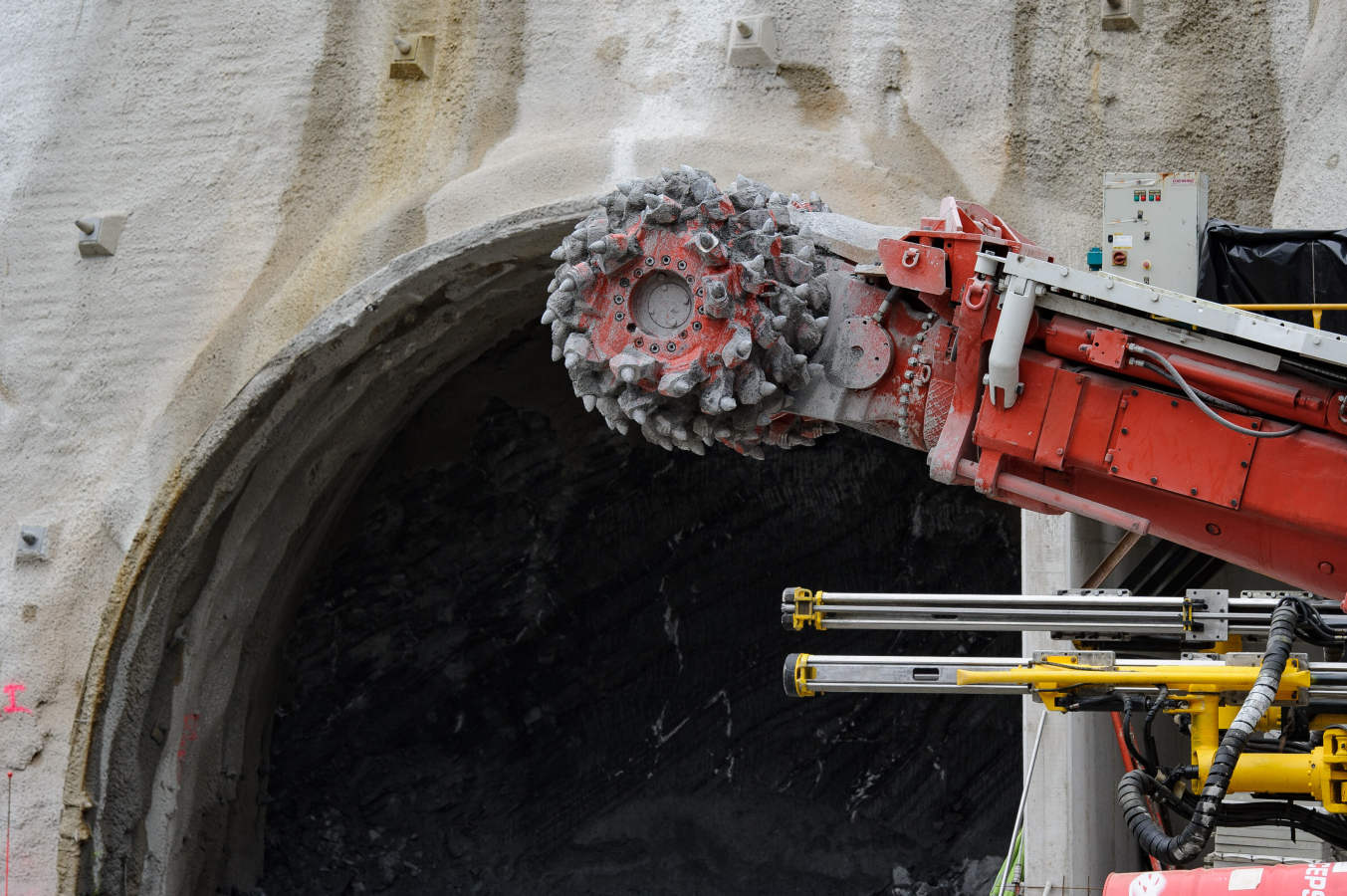 Una rozadora trabaja ya en la excavación de la galería que bajará desde la Avenida de Zarautz en las obras de la variante ferroviaria del Topo a su paso por Donostia