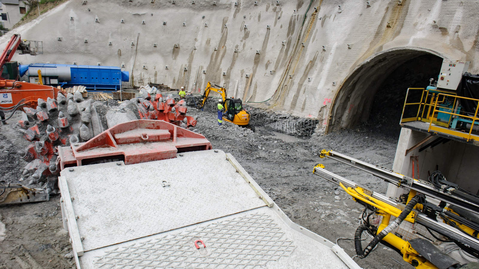 Una rozadora trabaja ya en la excavación de la galería que bajará desde la Avenida de Zarautz en las obras de la variante ferroviaria del Topo a su paso por Donostia