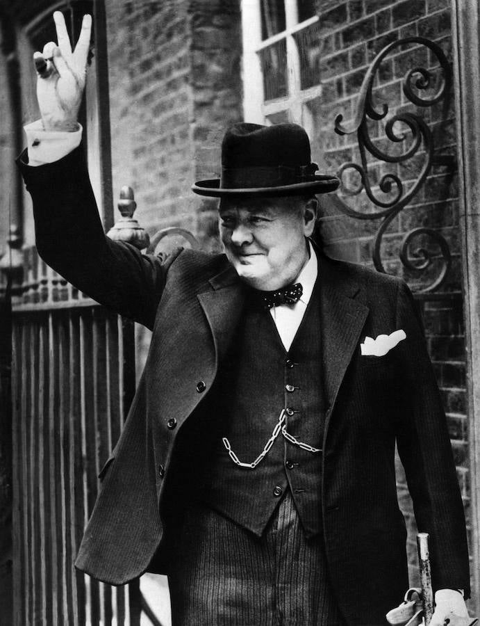 Winston Churchill, en 1943, haciendo el signo de la victoria frente al 10 de Downing Street.