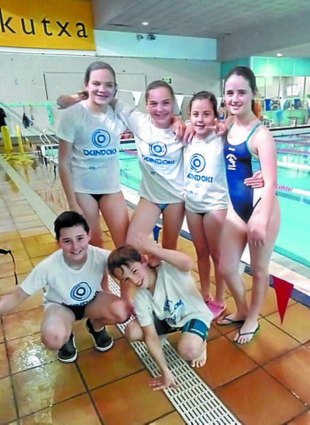 Los nadadores en Zarautz.  