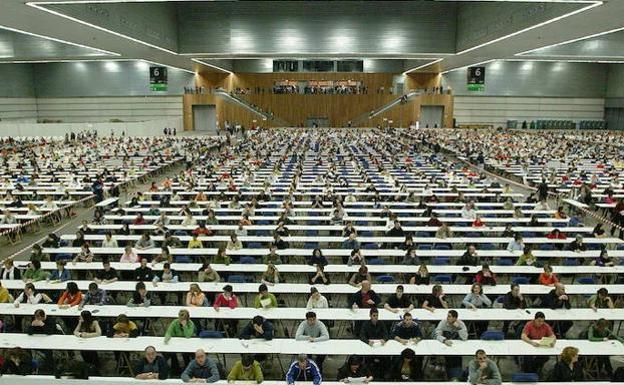 Más de 70.000 personas participan este fin de semana en la OPE de Osakidetza bajo la sombra por las sospechas de filtraciones en algunas pruebas ya realizadas