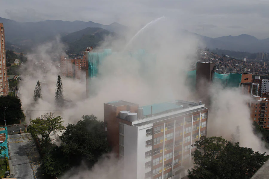 Un edificio de 18 pisos, conocido Bernavento, fue derribado este jueves de forma controlada en el sector Loma de los Bernal, en Belén, perteneciente a la ciudad colombina de Medellín. La edificación, que contaba con 48 apartamentos, tenía graves fallas estructurales en dos de sus columnas, que lo hacían vulnerable ante un movimiento telúrico. La demolición del inmueble dio lugar a imágenes espectaculares.