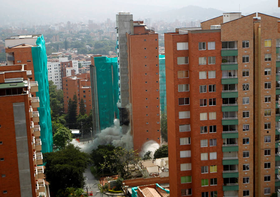 Un edificio de 18 pisos, conocido Bernavento, fue derribado este jueves de forma controlada en el sector Loma de los Bernal, en Belén, perteneciente a la ciudad colombina de Medellín. La edificación, que contaba con 48 apartamentos, tenía graves fallas estructurales en dos de sus columnas, que lo hacían vulnerable ante un movimiento telúrico. La demolición del inmueble dio lugar a imágenes espectaculares.
