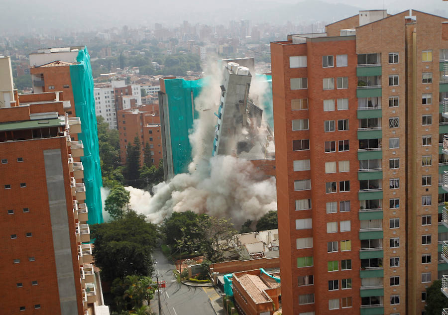 Un edificio de 18 pisos, conocido Bernavento, fue derribado este jueves de forma controlada en el sector Loma de los Bernal, en Belén, perteneciente a la ciudad colombina de Medellín. La edificación, que contaba con 48 apartamentos, tenía graves fallas estructurales en dos de sus columnas, que lo hacían vulnerable ante un movimiento telúrico. La demolición del inmueble dio lugar a imágenes espectaculares.