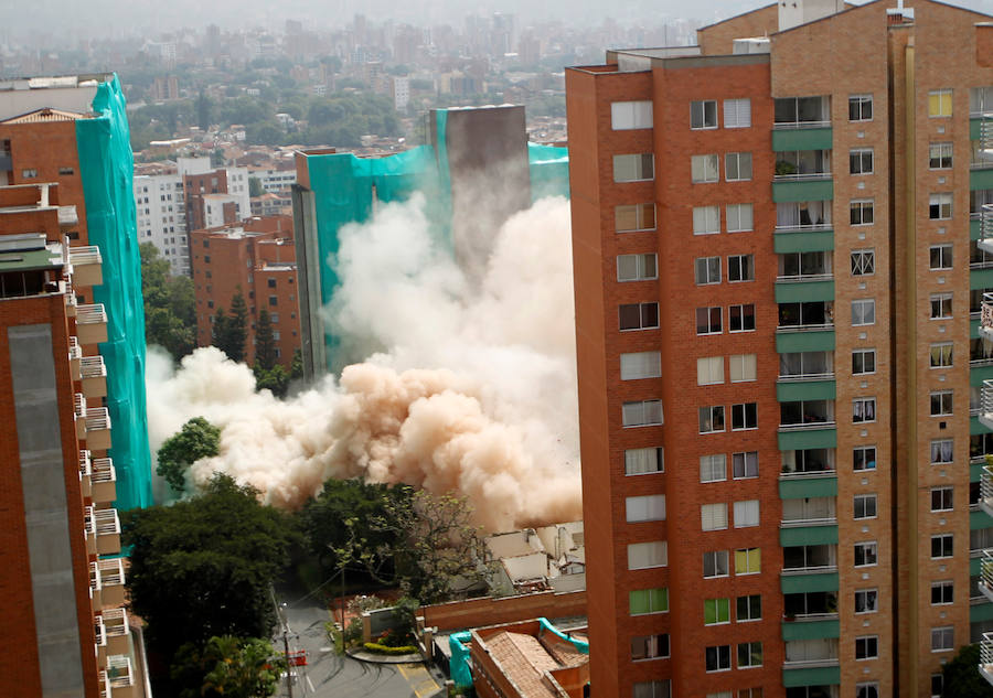 Un edificio de 18 pisos, conocido Bernavento, fue derribado este jueves de forma controlada en el sector Loma de los Bernal, en Belén, perteneciente a la ciudad colombina de Medellín. La edificación, que contaba con 48 apartamentos, tenía graves fallas estructurales en dos de sus columnas, que lo hacían vulnerable ante un movimiento telúrico. La demolición del inmueble dio lugar a imágenes espectaculares.
