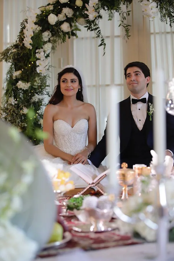 Una iraní y un venezolano han celebrado la ceremonia de su boda por el rito persa en el Hotel María Cristina. Ella es Rana Novini, reportera de la NBC.