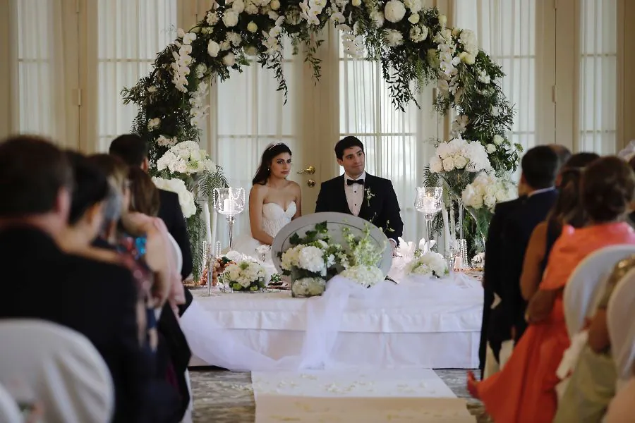 Una iraní y un venezolano han celebrado la ceremonia de su boda por el rito persa en el Hotel María Cristina. Ella es Rana Novini, reportera de la NBC.