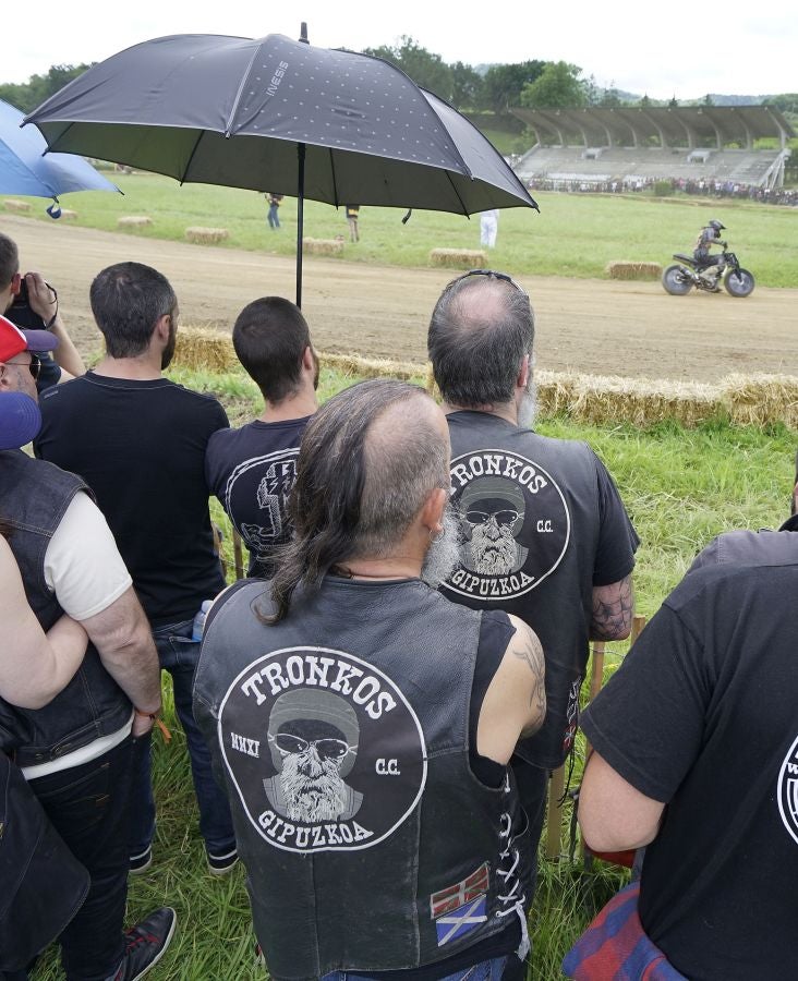 Dentro del hipódromo se ha desarrollado la prueba 'Flat Track', una carrera disputada en circuito de tierra cuya agresividad deja fuera los menos valientes. 