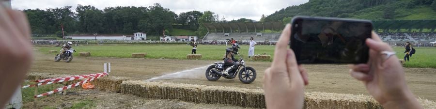 Dentro del hipódromo se ha desarrollado la prueba 'Flat Track', una carrera disputada en circuito de tierra cuya agresividad deja fuera los menos valientes. 