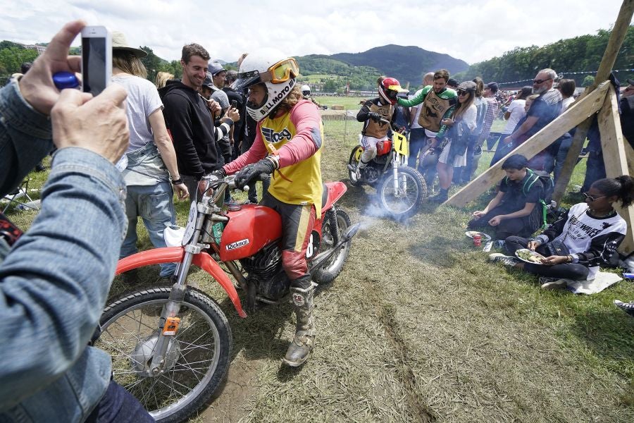 Dentro del hipódromo se ha desarrollado la prueba 'Flat Track', una carrera disputada en circuito de tierra cuya agresividad deja fuera los menos valientes. 