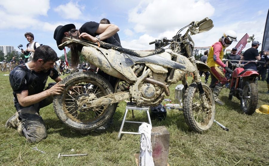 Dentro del hipódromo se ha desarrollado la prueba 'Flat Track', una carrera disputada en circuito de tierra cuya agresividad deja fuera los menos valientes. 
