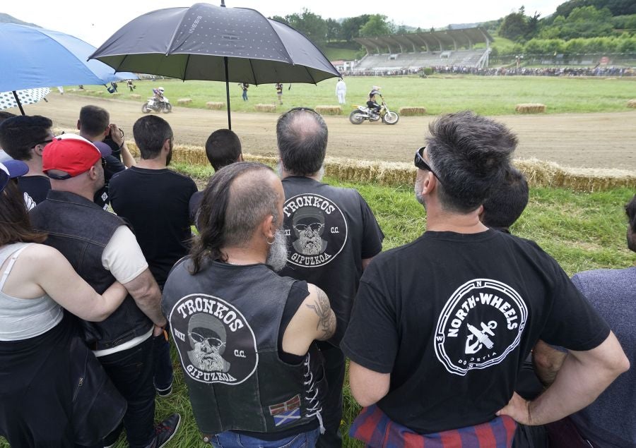 Dentro del hipódromo se ha desarrollado la prueba 'Flat Track', una carrera disputada en circuito de tierra cuya agresividad deja fuera los menos valientes. 