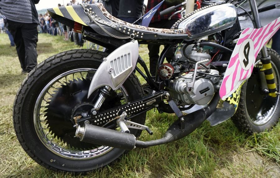 Dentro del hipódromo se ha desarrollado la prueba 'Flat Track', una carrera disputada en circuito de tierra cuya agresividad deja fuera los menos valientes. 