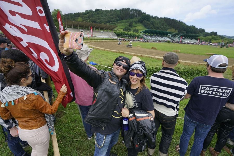 Dentro del hipódromo se ha desarrollado la prueba 'Flat Track', una carrera disputada en circuito de tierra cuya agresividad deja fuera los menos valientes. 