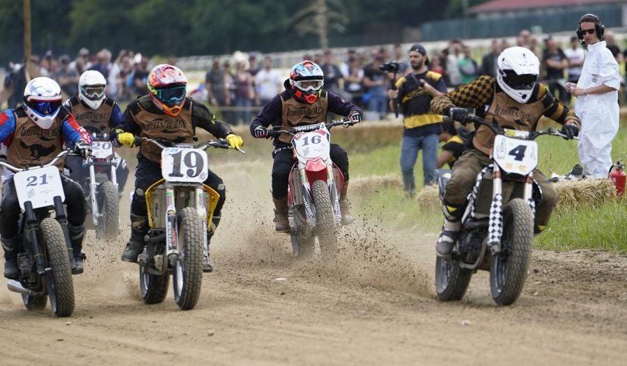 Dentro del hipódromo se ha desarrollado la prueba 'Flat Track', una carrera disputada en circuito de tierra cuya agresividad deja fuera los menos valientes. 