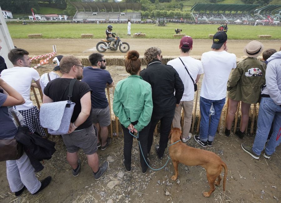 Dentro del hipódromo se ha desarrollado la prueba 'Flat Track', una carrera disputada en circuito de tierra cuya agresividad deja fuera los menos valientes. 