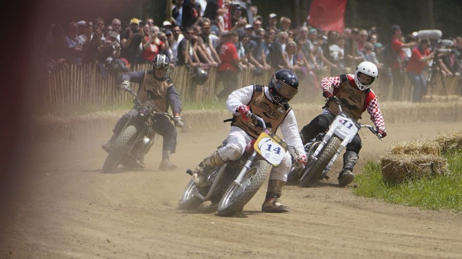 Dentro del hipódromo se ha desarrollado la prueba 'Flat Track', una carrera disputada en circuito de tierra cuya agresividad deja fuera los menos valientes. 