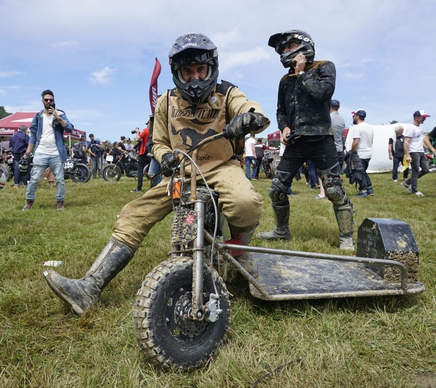 Dentro del hipódromo se ha desarrollado la prueba 'Flat Track', una carrera disputada en circuito de tierra cuya agresividad deja fuera los menos valientes. 