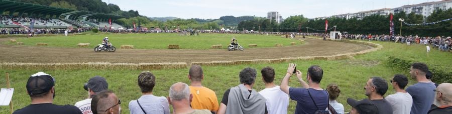 Dentro del hipódromo se ha desarrollado la prueba 'Flat Track', una carrera disputada en circuito de tierra cuya agresividad deja fuera los menos valientes. 