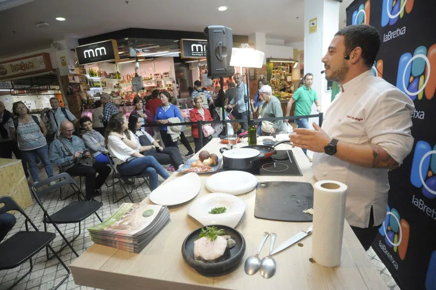 En el Mercado de San Martín se ha realizado un showcooking. La entrega de premios se ha realizado en la carpa junto al quiosco del Boulevard y el chef Paul Arrilaga ha elaborado una receta en el merado de la Bretxa. 