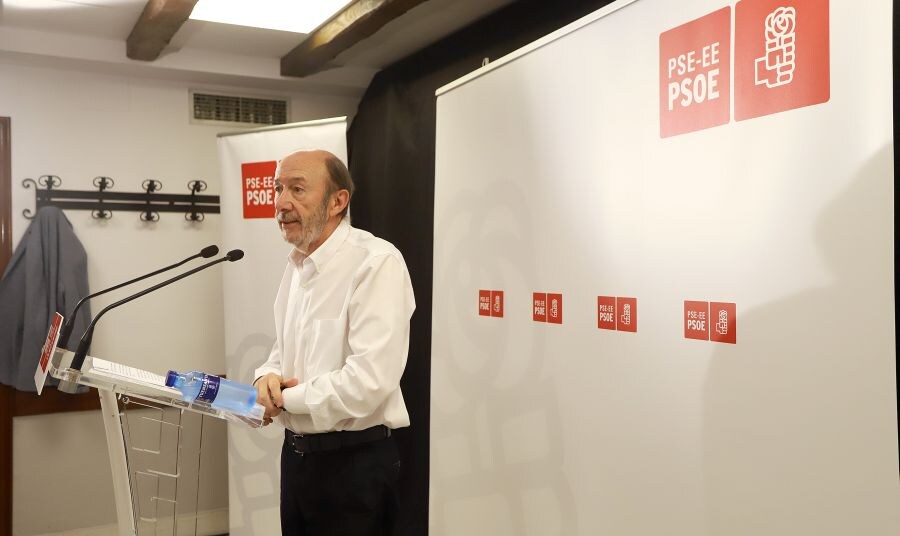 Alfredo Pérez Rubalcaba ha reconocido este sábado 16 en Errenteria el «coraje» de los «héroes» socialistas vascos que resistieron a ETA y contribuyeron así a su «derrota».