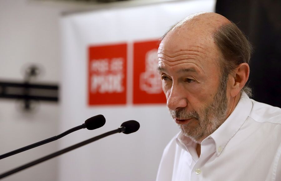 Alfredo Pérez Rubalcaba ha reconocido este sábado 16 en Errenteria el «coraje» de los «héroes» socialistas vascos que resistieron a ETA y contribuyeron así a su «derrota».