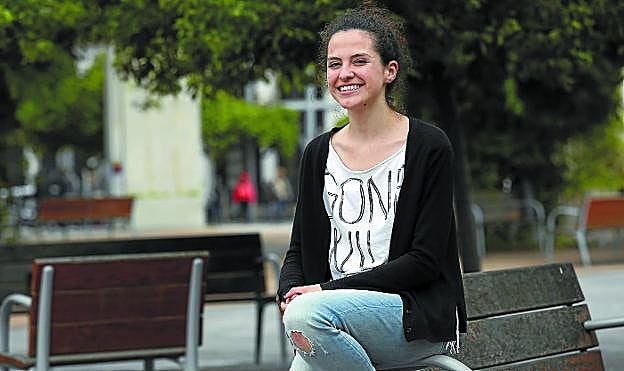 Ane Varela afronta con una sonrisa su paso a la universidad tras obtener la nota más alta de la Selectividad en Gipuzkoa .