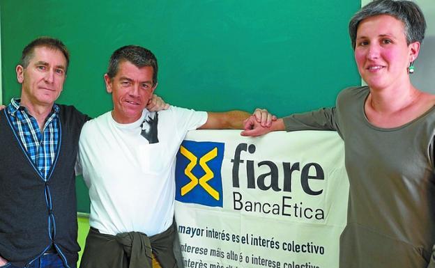 Alternaktiba. Luis Escudero, Atxur Azurmendi y Haizea Baltasar, de Fiare, entidad que organiza la feria de economía social.