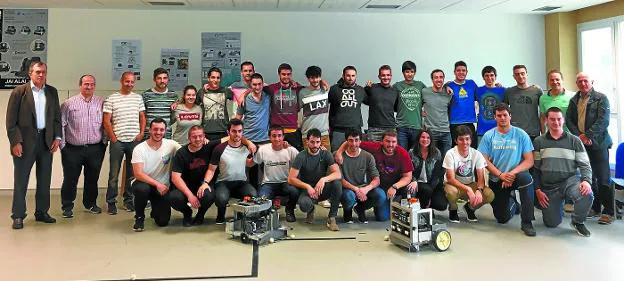 Los alumnos de 3º de Ingeniería Mecánica de MU del campus Goierri posan frente a los robots que ellos mismos han diseñado.