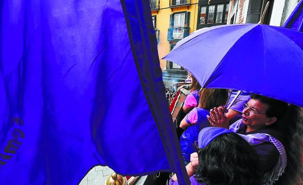 Representantes de la Asanblada Feminista, vestidas de morado, durante el lanzamiento del txupinazo.