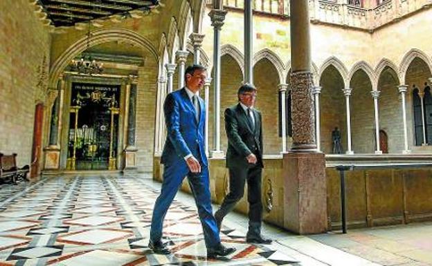 Pedro Sánchez y Carles Puigdemont, en un encuentro en el Palau de la Generalitat.