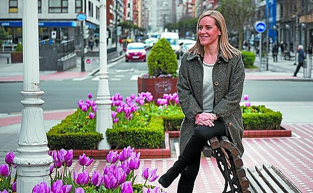 Amaya Fernández posa junto al parque de Doña Casilda en Bilbao.