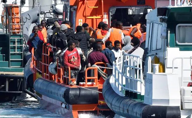 Un barco de Salvamento Marítimo traslada a un grupo de inmigrantes rescatados a Almería.