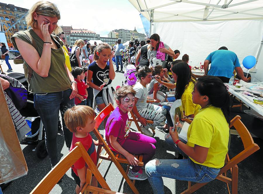 El taller de maquillaje fue uno de los espacios más visitados en la explanada de Sagüés. 