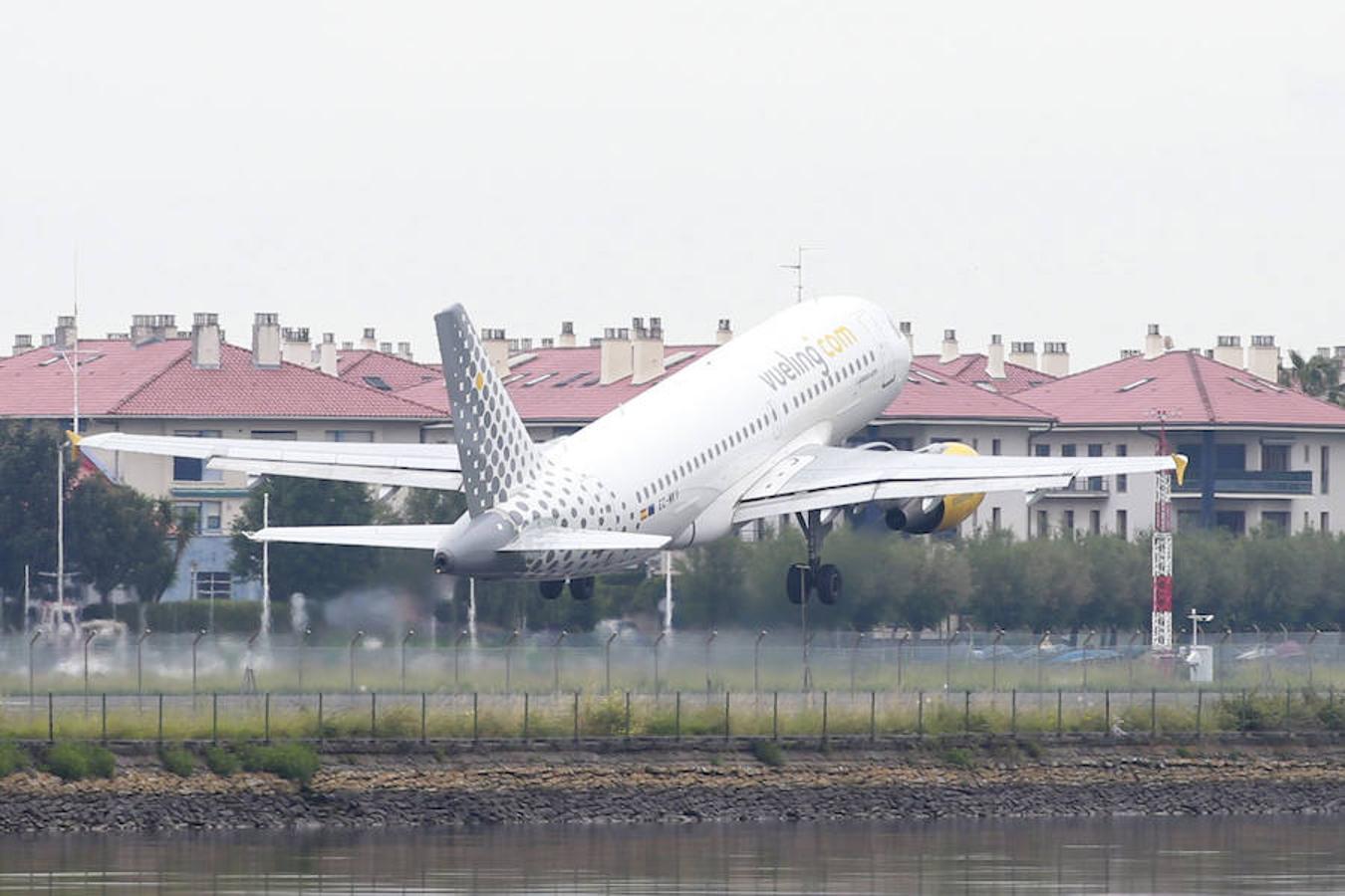 La modificación del sistema de aproximación dispara los desvíos y cancelaciones en el aeropuerto de Hondarribia. En la primera mitad de junio afectó al 43% de vuelos y en mayo al 33,1%