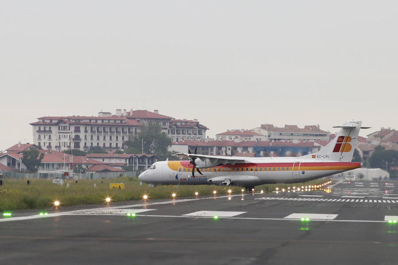 La modificación del sistema de aproximación dispara los desvíos y cancelaciones en el aeropuerto de Hondarribia. En la primera mitad de junio afectó al 43% de vuelos y en mayo al 33,1%