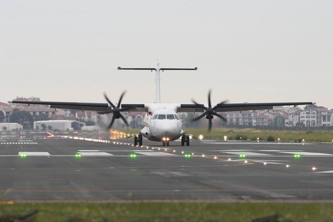 La modificación del sistema de aproximación dispara los desvíos y cancelaciones en el aeropuerto de Hondarribia. En la primera mitad de junio afectó al 43% de vuelos y en mayo al 33,1%