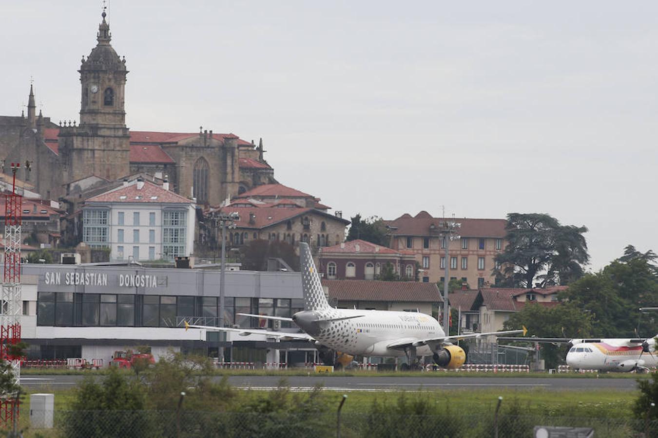 La modificación del sistema de aproximación dispara los desvíos y cancelaciones en el aeropuerto de Hondarribia. En la primera mitad de junio afectó al 43% de vuelos y en mayo al 33,1%