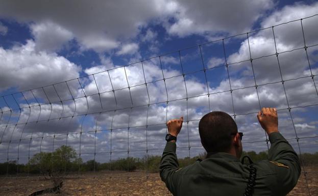 Un agente fronterizo de EE UU se burla de los llantos de los niños migrantes en la frontera