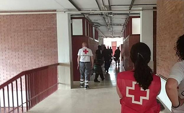 Miembros de Cruz Roja atienden a los inmigrantes en el centro del barrio donostiarra de Ategorrieta