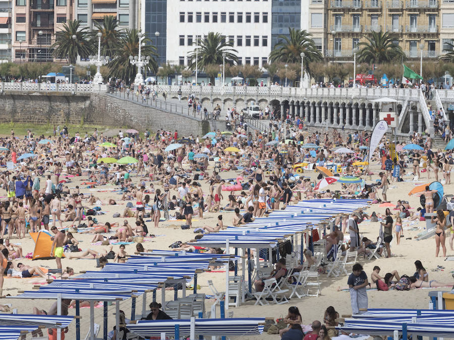 Tras semanas de lluvia, el sol por fin hizo acto de presencia y animó al público para tomar los primeros rayos de sol